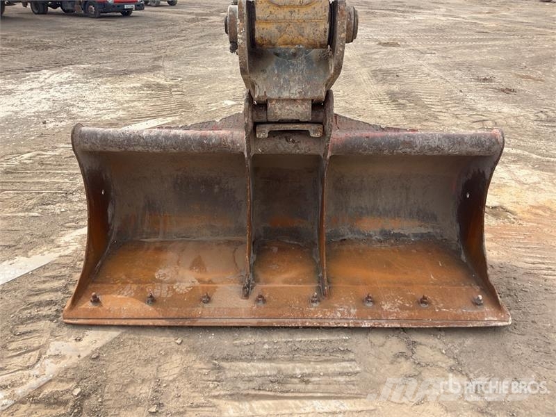 Komatsu PC210LC-11E0 Tracked Excavator Crawler excavators