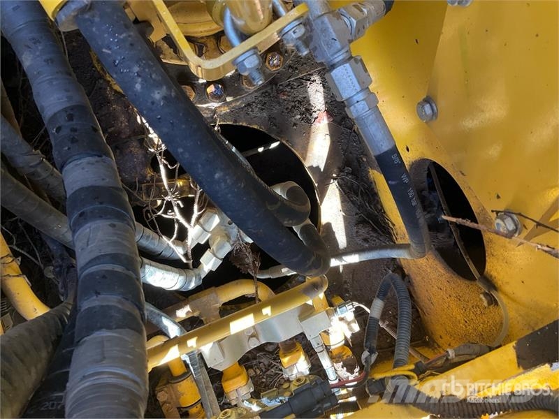 Komatsu PC210LC-11E0 Tracked Excavator Crawler excavators