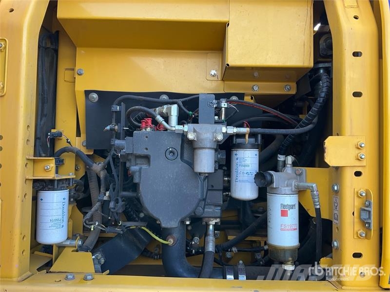 Komatsu PC210LC-11E0 Tracked Excavator Crawler excavators