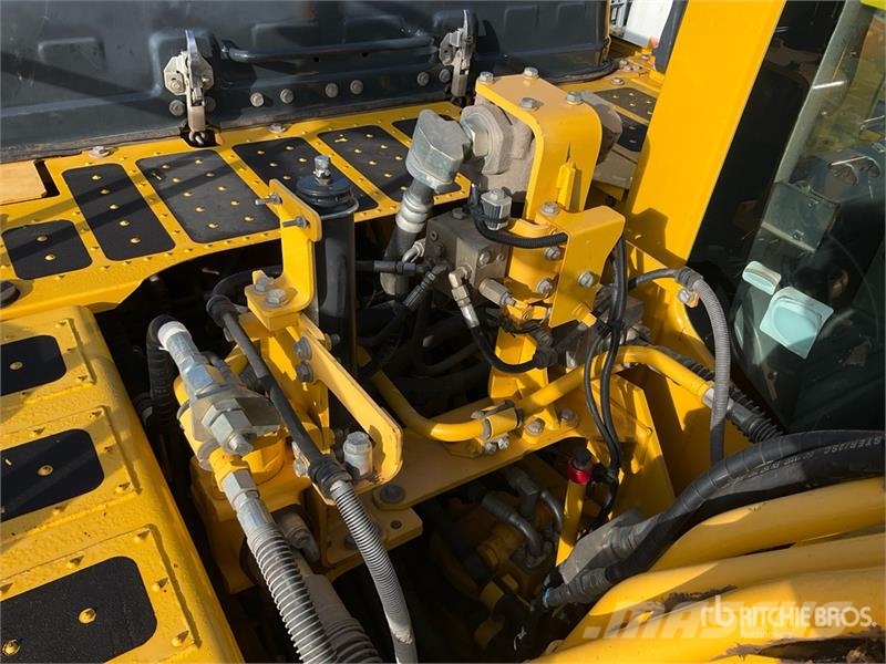 Komatsu PC210LC-11E0 Tracked Excavator Crawler excavators