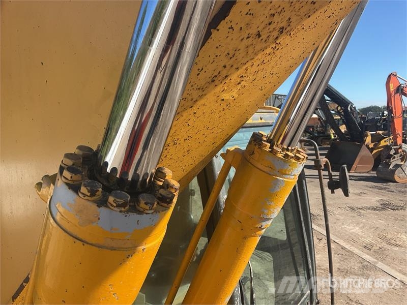 Komatsu PC210LC-8 Kāpurķēžu ekskavatori