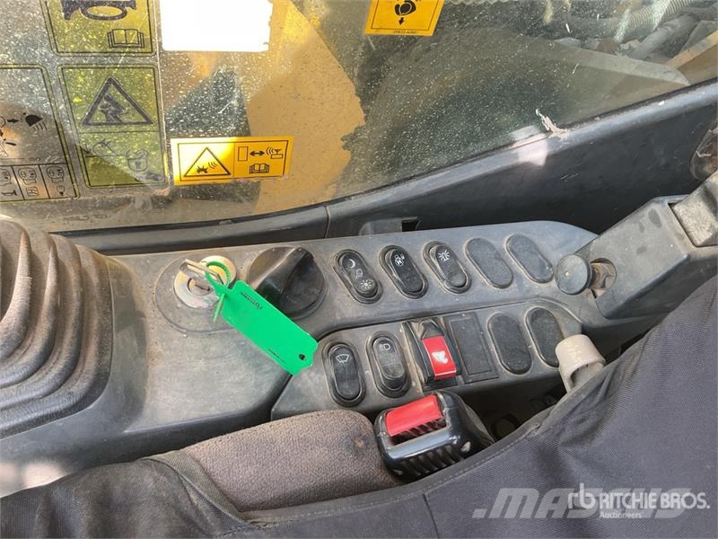 Komatsu PC210LCI-11 履带挖掘机
