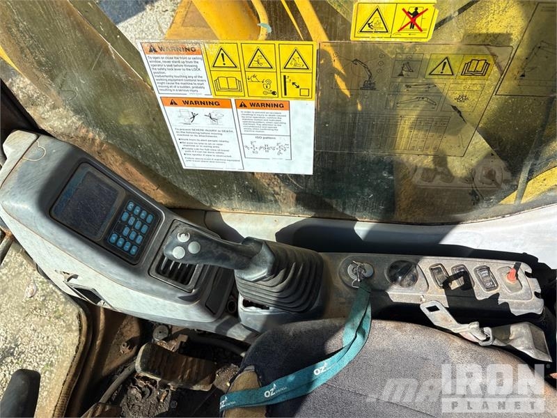 Komatsu PC228ULSC-3NO Tracked Excavator Escavadoras de rastos
