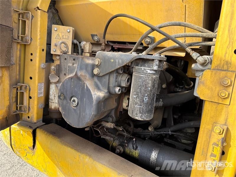 Komatsu PC230NHD-8 Tracked Excavator 大型油圧ショベル12t以上(パワーショベル・ユンボ)