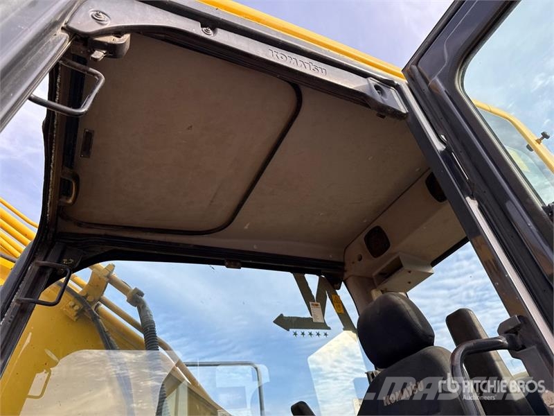 Komatsu PC230NHD-8 Tracked Excavator 大型油圧ショベル12t以上(パワーショベル・ユンボ)