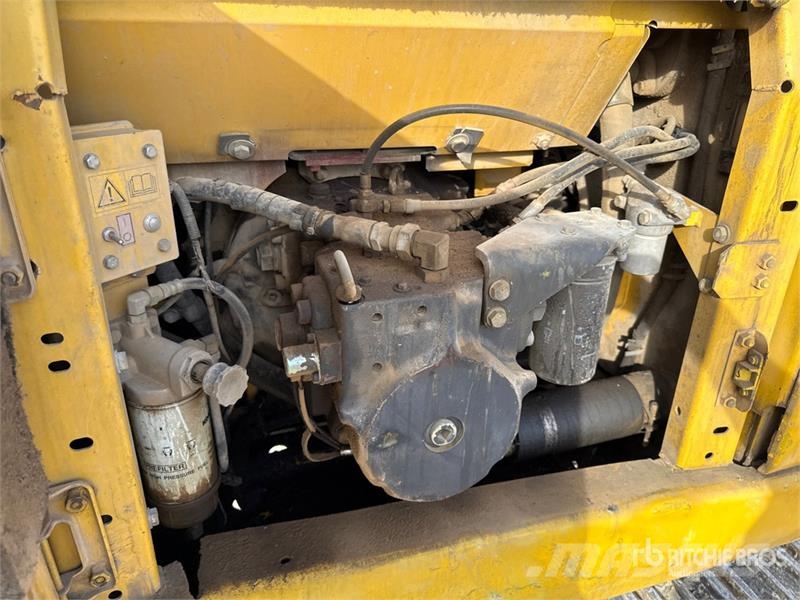 Komatsu PC230NHD-8 Tracked Excavator 大型油圧ショベル12t以上(パワーショベル・ユンボ)
