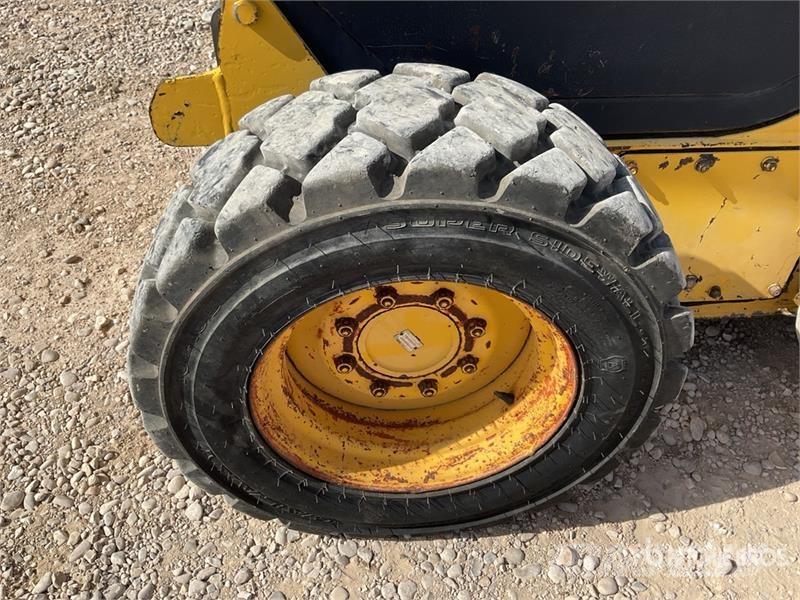 Komatsu SK815-5 لوادر انزلاقية التوجيه