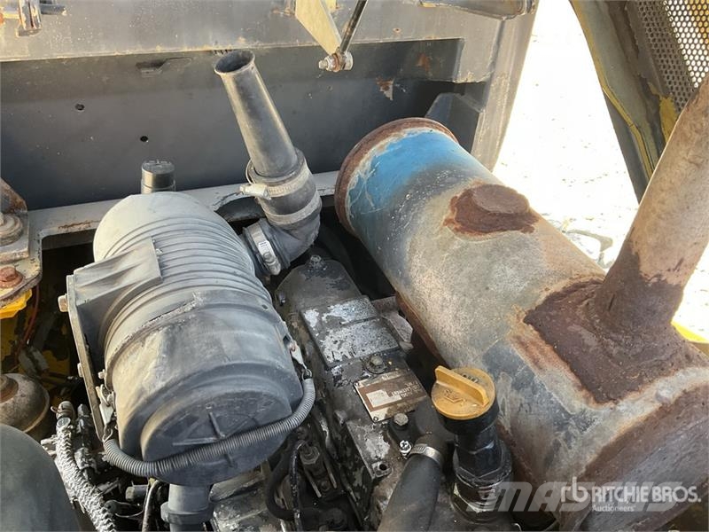 Komatsu SK815-5 لوادر انزلاقية التوجيه