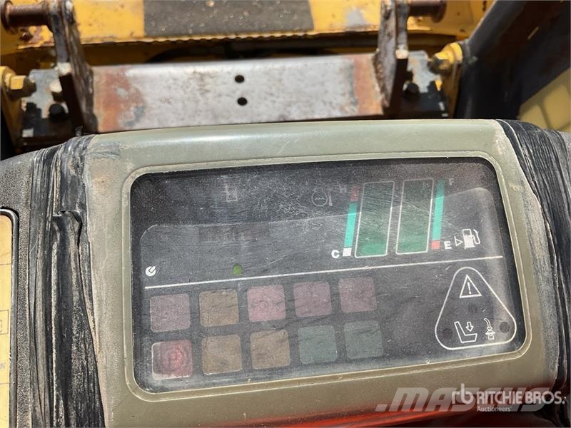 Komatsu SK815-5 لوادر انزلاقية التوجيه