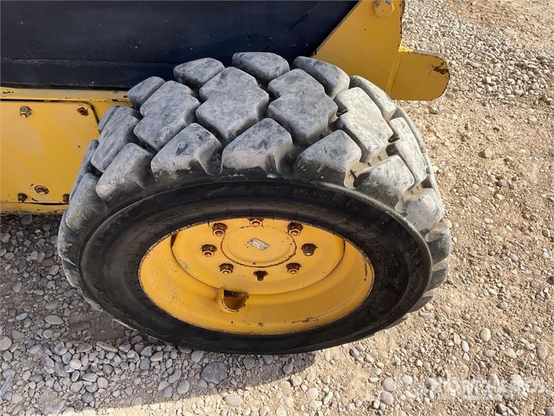 Komatsu SK815-5 لوادر انزلاقية التوجيه