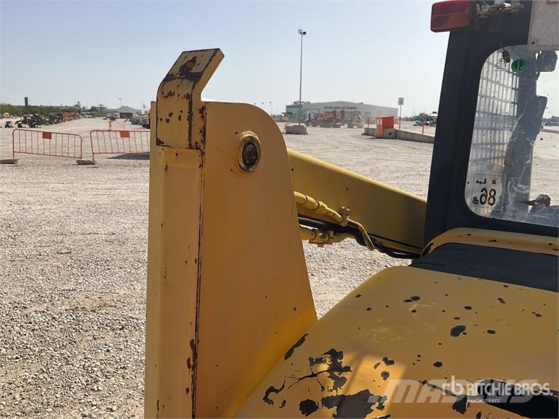 Komatsu SK815-5 لوادر انزلاقية التوجيه