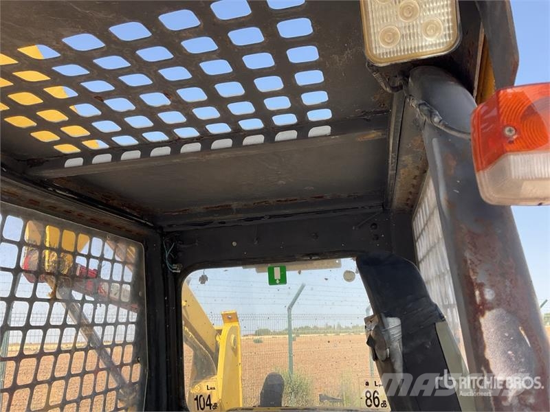 Komatsu SK815-5 لوادر انزلاقية التوجيه