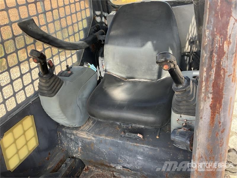 Komatsu SK815-5 لوادر انزلاقية التوجيه