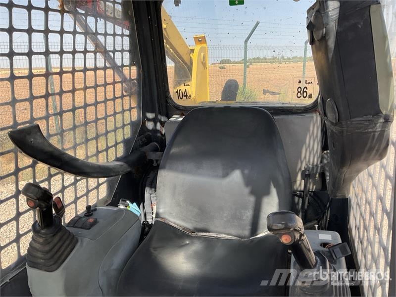 Komatsu SK815-5 لوادر انزلاقية التوجيه