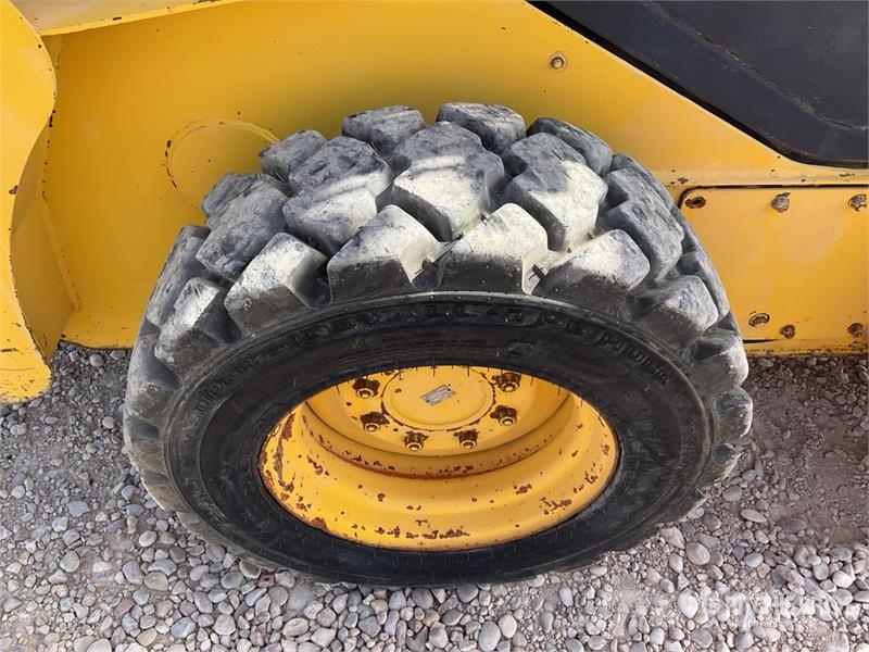 Komatsu SK815-5 لوادر انزلاقية التوجيه