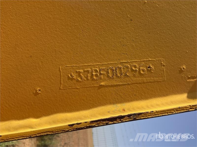 Komatsu SK815-5 لوادر انزلاقية التوجيه