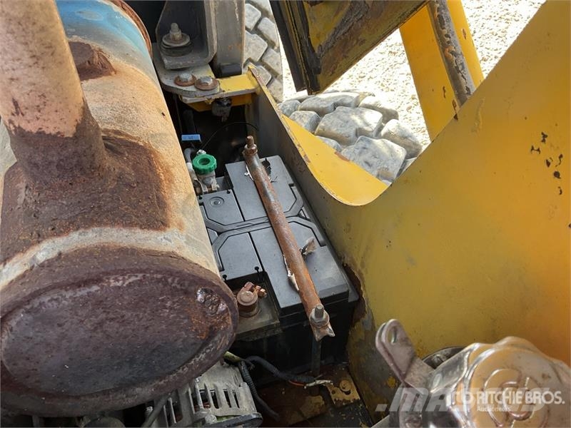 Komatsu SK815-5 لوادر انزلاقية التوجيه