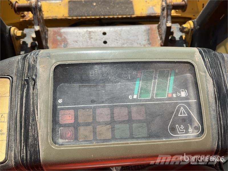 Komatsu SK815-5 لوادر انزلاقية التوجيه