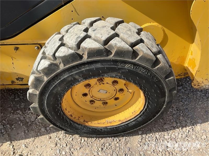 Komatsu SK815-5 لوادر انزلاقية التوجيه