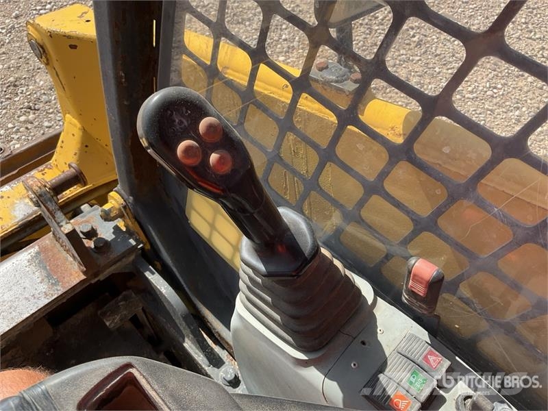 Komatsu SK815-5 لوادر انزلاقية التوجيه