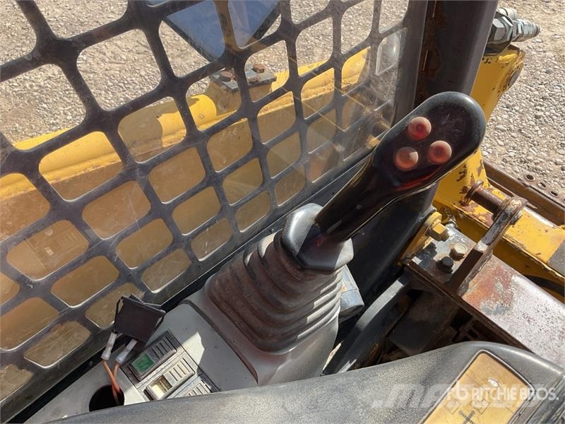 Komatsu SK815-5 لوادر انزلاقية التوجيه