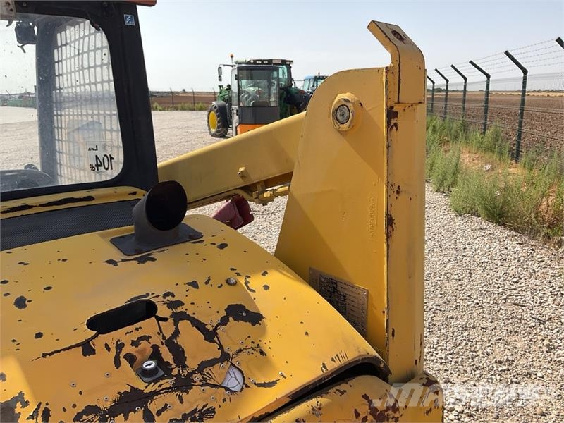 Komatsu SK815-5 لوادر انزلاقية التوجيه