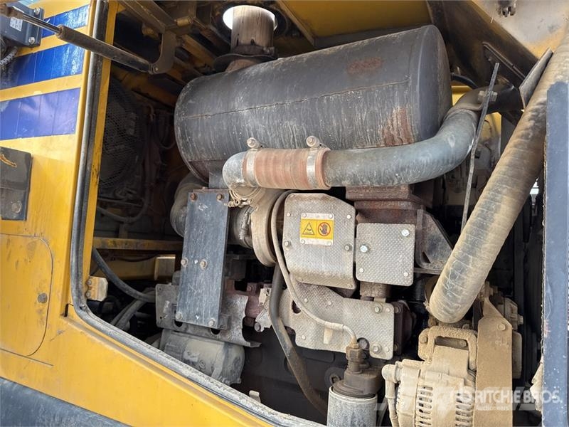 Komatsu WA320-5 لوادر بعجل