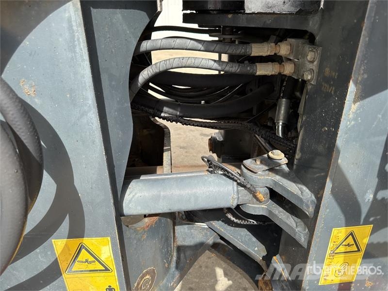 Komatsu WA320-5 لوادر بعجل