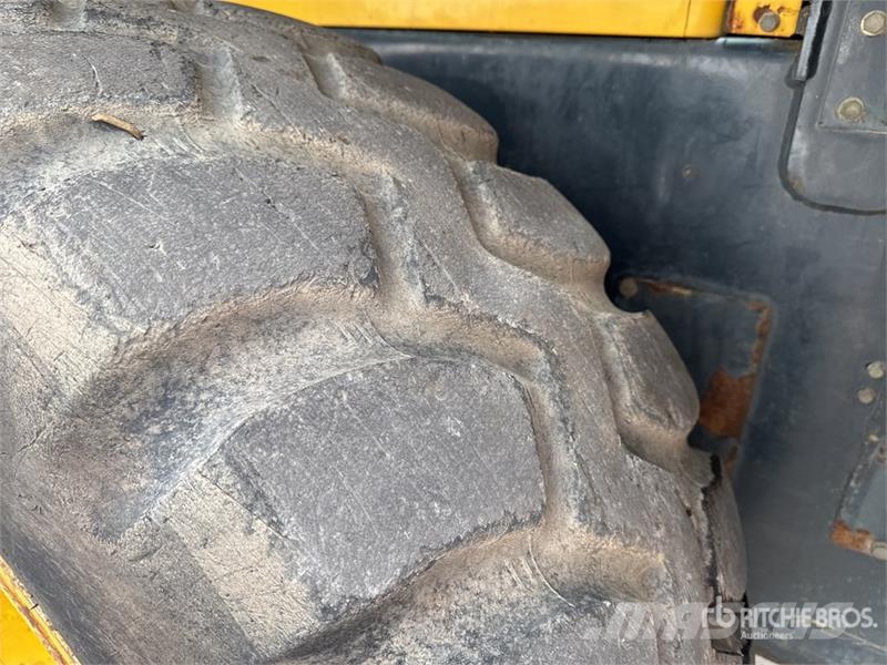 Komatsu WA320-5 لوادر بعجل