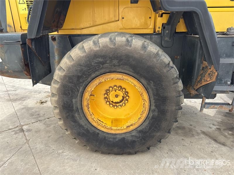 Komatsu WA320-5 لوادر بعجل