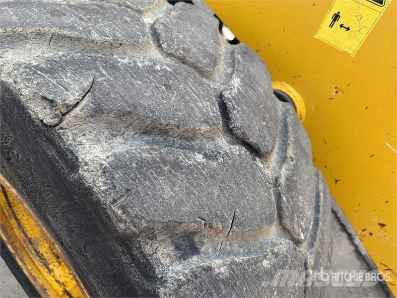 Komatsu WA320-5 لوادر بعجل