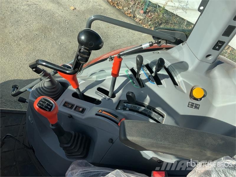 Kubota M4062 4WD Utility Tractor Kompaktní traktory