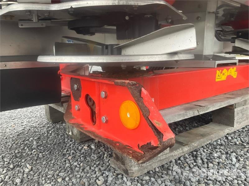 Kuhn Axis M40.2 EMC Fertilizer Spreader Flüssigdüngerstreuer