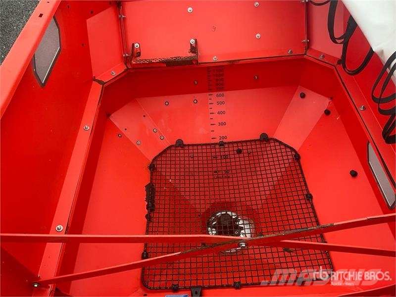 Kuhn Axis M40.2 EMC Fertilizer Spreader Flüssigdüngerstreuer