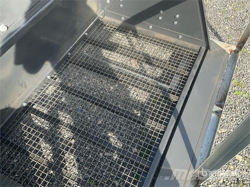 Landhonor HSB-12-72W Hydraulic Skid Steer Screening Bucket ( Puinbakken