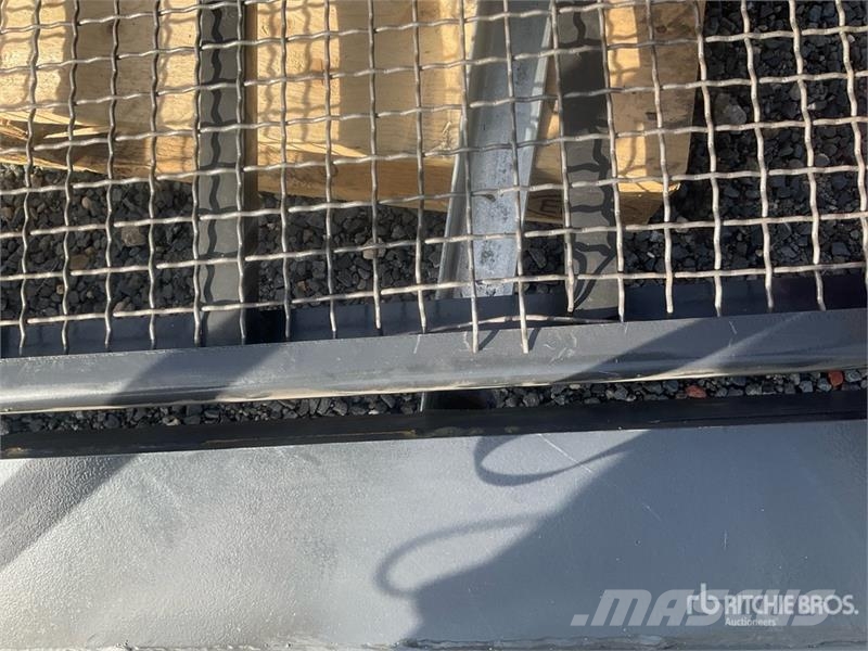 Landhonor HSB-12-72W Hydraulic Skid Steer Screening Bucket ( Puinbakken