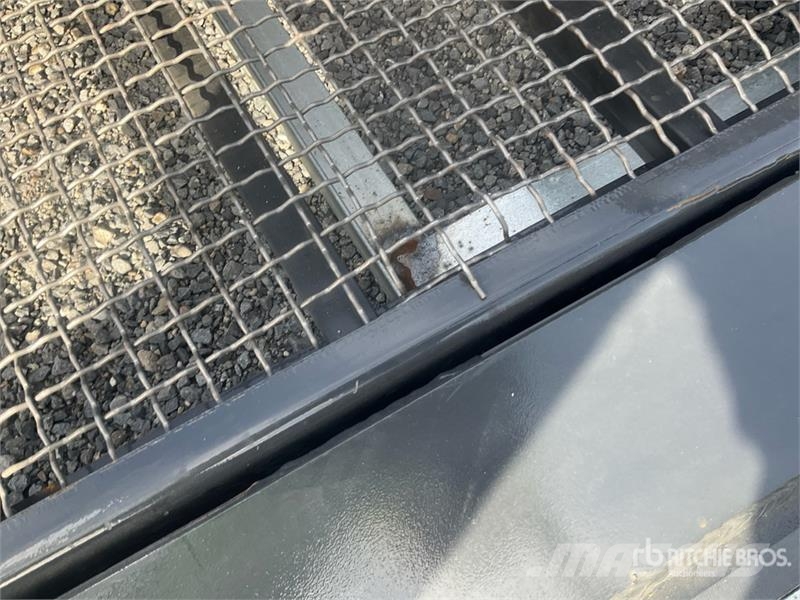 Landhonor HSB-12-72W Hydraulic Skid Steer Screening Bucket ( Puinbakken