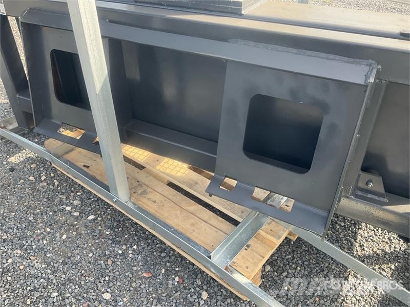 Landhonor HSB-12-72W Hydraulic Skid Steer Screening Bucket ( Puinbakken