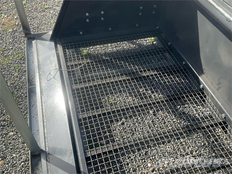 Landhonor HSB-12-72W Hydraulic Skid Steer Screening Bucket ( Puinbakken