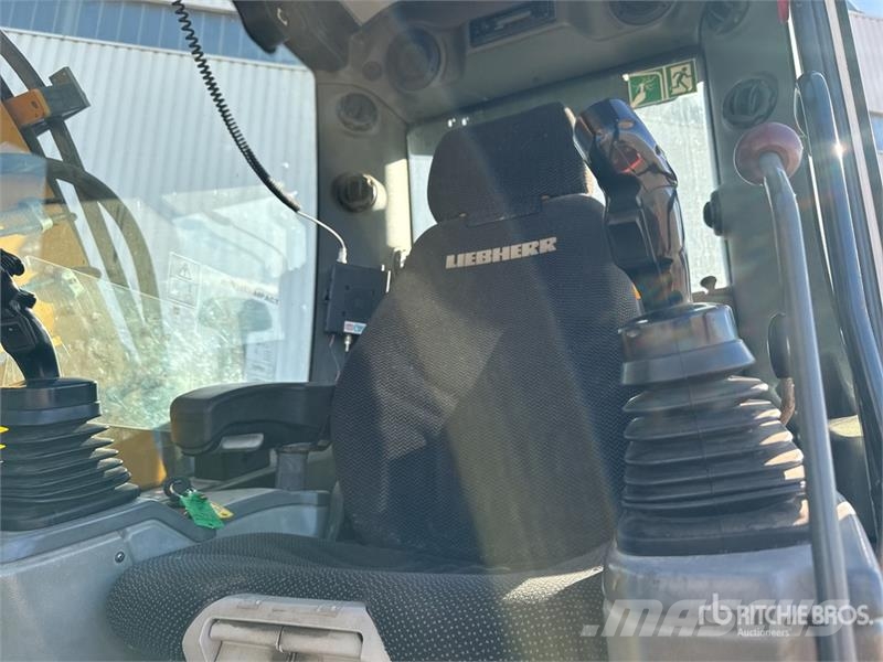 Liebherr 914 Compact Pelle Sur Pneus Wheel Excavator Kolová rýpadla