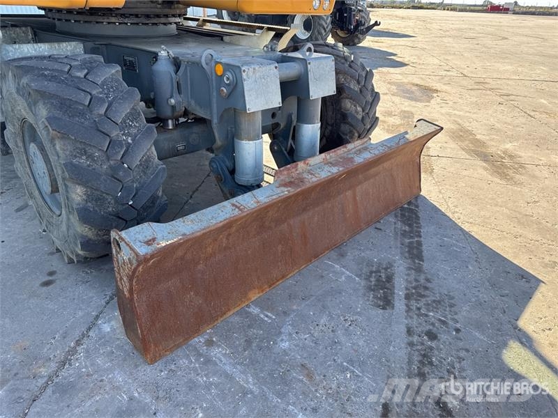 Liebherr 914 Compact Pelle Sur Pneus Wheel Excavator Kolová rýpadla