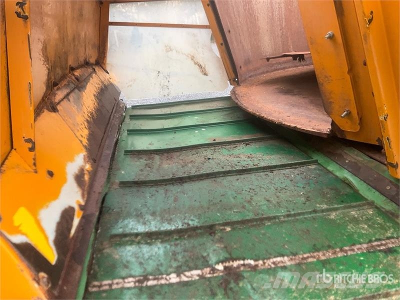 Lucas AUTOSPIRE 240 Self Propelled Feed Mixer Кормораздатчики