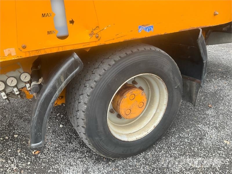 Lucas AUTOSPIRE 240 Self Propelled Feed Mixer Кормораздатчики