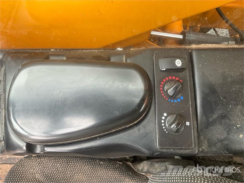 Lucas AUTOSPIRE 240 Self Propelled Feed Mixer Кормораздатчики