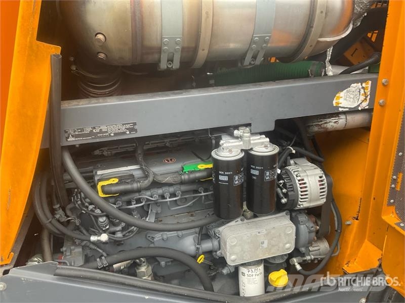 Lucas AUTOSPIRE 240 Self Propelled Feed Mixer Кормораздатчики
