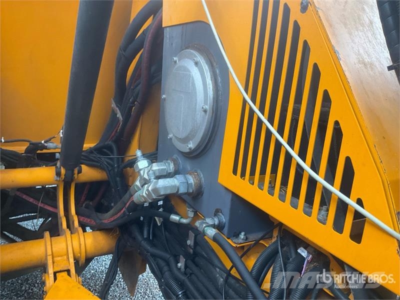 Lucas AUTOSPIRE 240 Self Propelled Feed Mixer Кормораздатчики