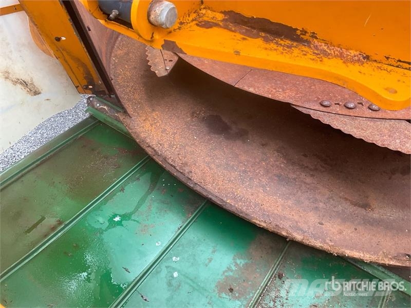 Lucas AUTOSPIRE 240 Self Propelled Feed Mixer Кормораздатчики