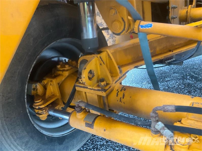 Lucas AUTOSPIRE 240 Self Propelled Feed Mixer Кормораздатчики
