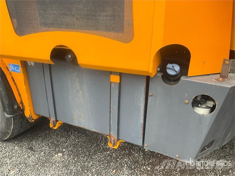 Lucas AUTOSPIRE 240 Self Propelled Feed Mixer Кормораздатчики