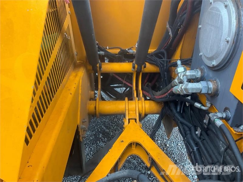 Lucas AUTOSPIRE 240 Self Propelled Feed Mixer Кормораздатчики